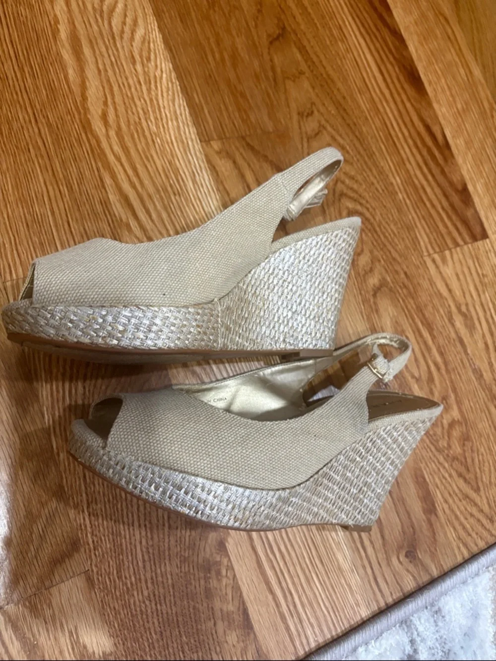 Tahari stylish slingback